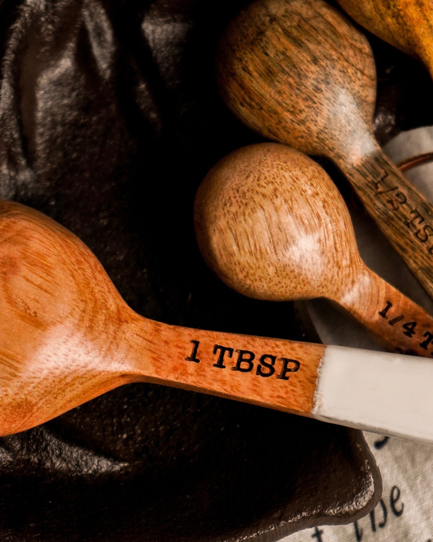 Mango Measuring Spoons With White Enamel Set