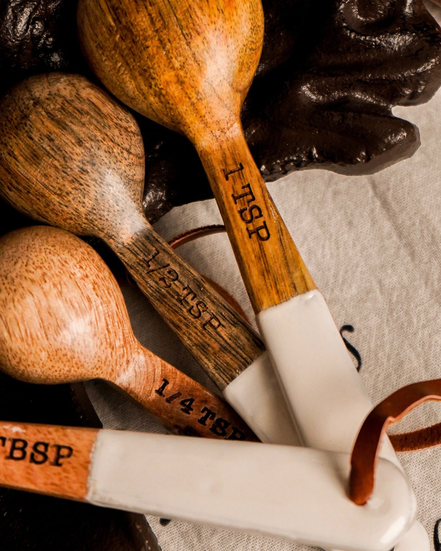 Mango Measuring Spoons With White Enamel Set