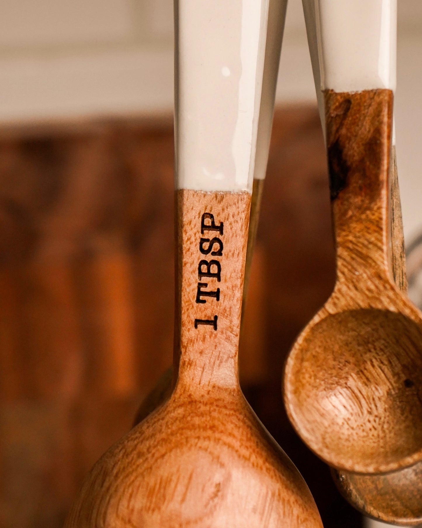 Mango Measuring Spoons With White Enamel Set
